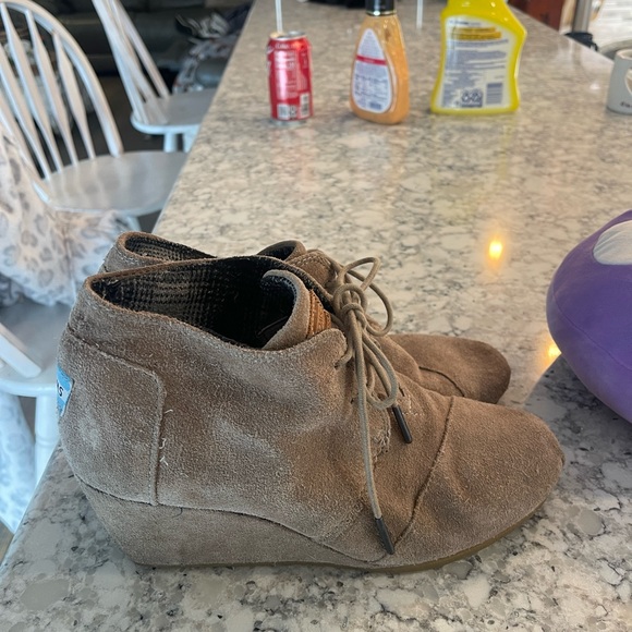 TOMS suede wedge booties size 8.5 - Picture 3 of 5